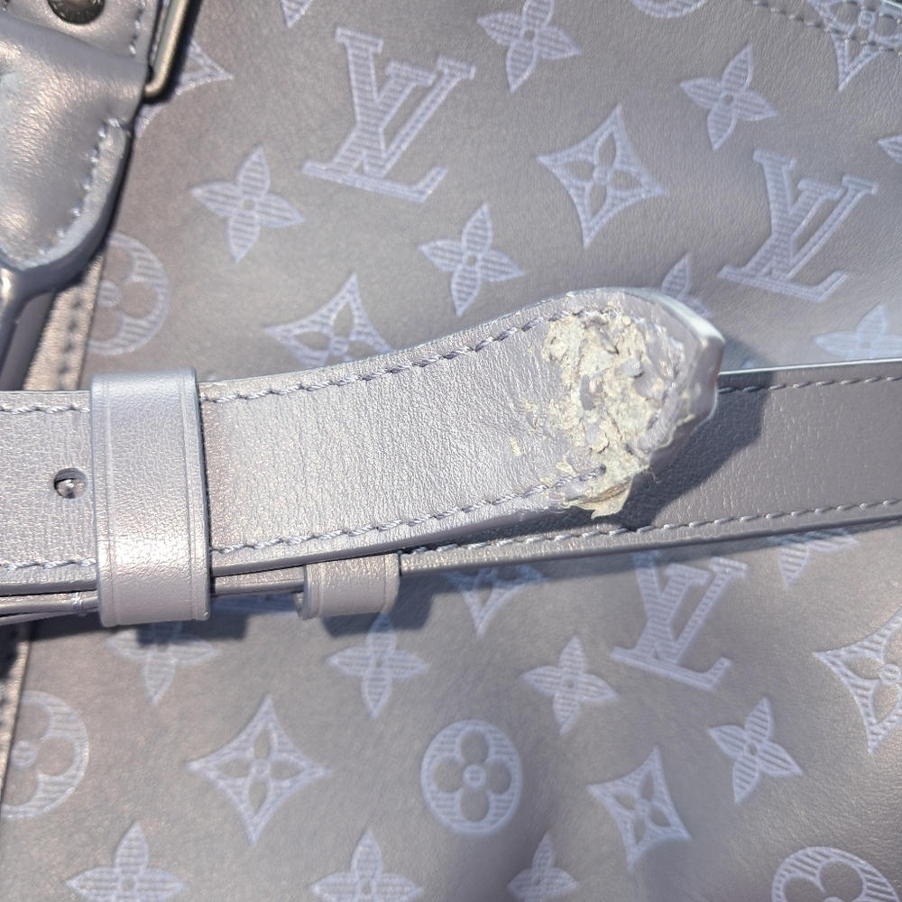 Louis Vuitton Gray Duffel Bag with Iconic Design - Picture 3 of 7